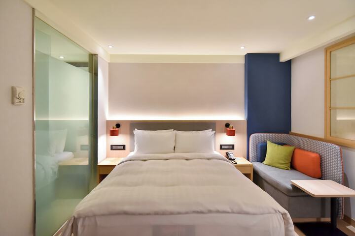 Room 12 of 76