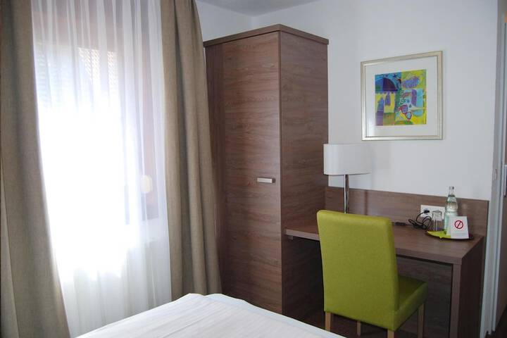 Room 9 of 25
