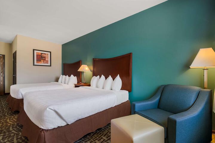 2 Queen Beds Larger Room High Speed Internet Accessible Microwave and Refrigerator, Coffee Maker Full Breakfast (9 of 9)