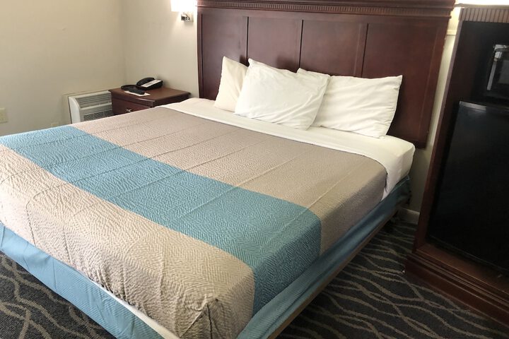 1 King Bed (3 of 14)