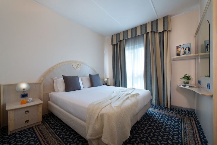 Room 6 of 36