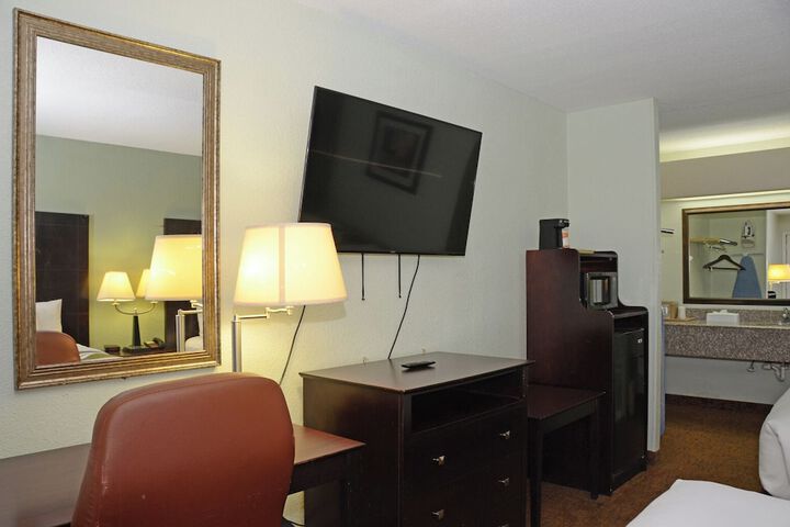 1 King Bed (2 of 15)