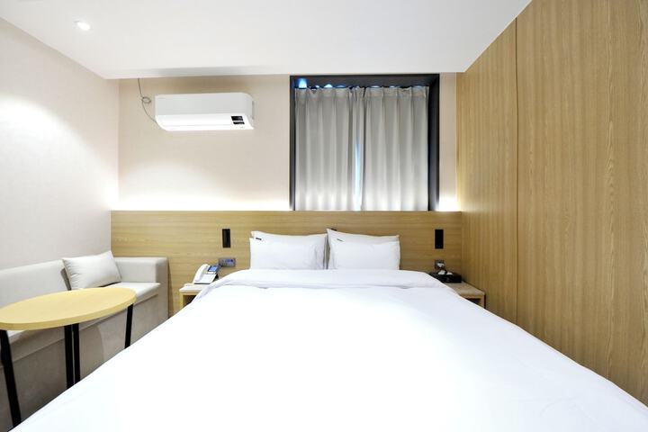 Room 4 of 64