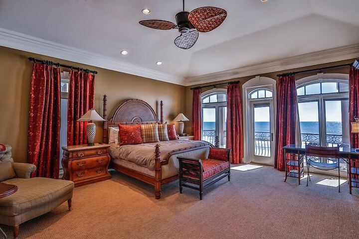Room 6 of 33