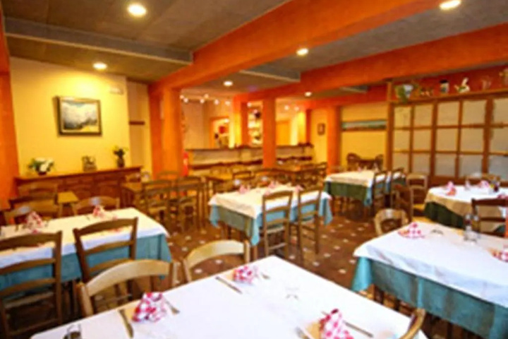 Dining 8 of 10