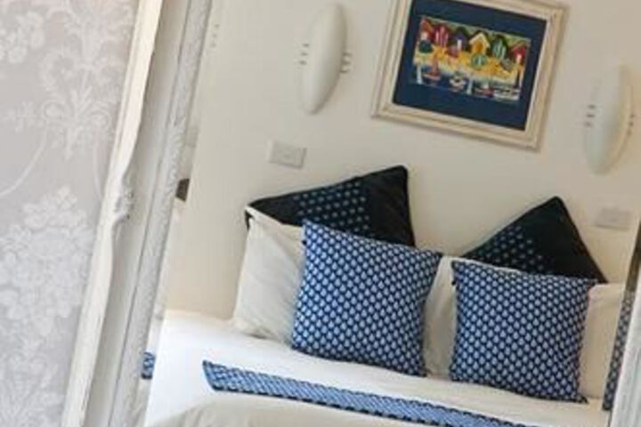 Room 9 of 35