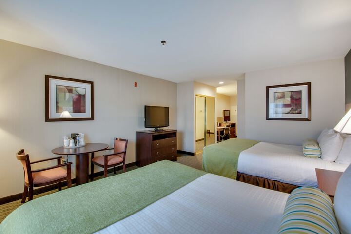 2 Queen Beds Microwave and Refrigerator WiFi Full Breakfast (6 of 25)