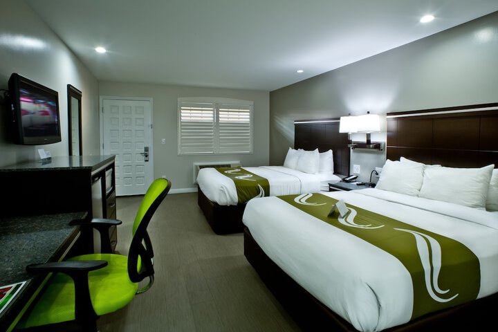 2 Queen Beds (1 of 4)
