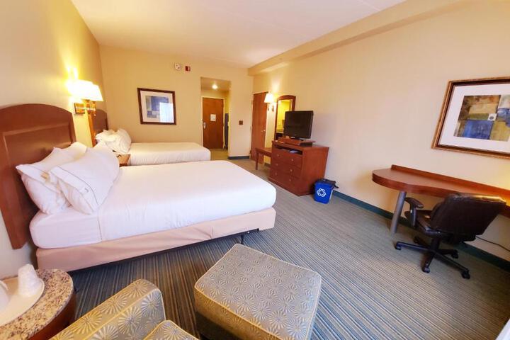 2 Queen Beds (3 of 12)