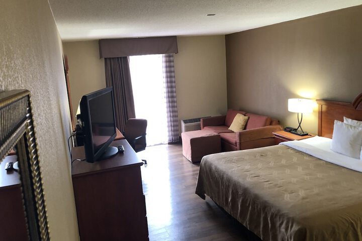 1 King Bed (6 of 19)