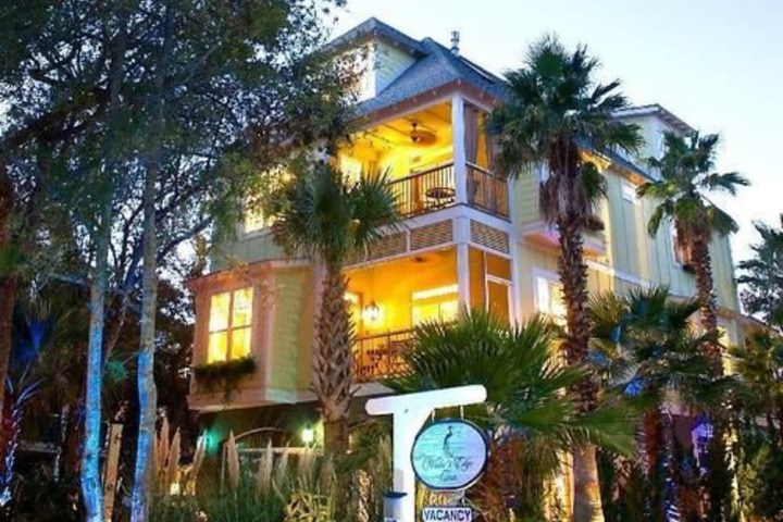 Waters Edge Inn - Adults Only