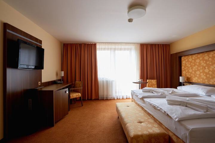 Room 13 of 33