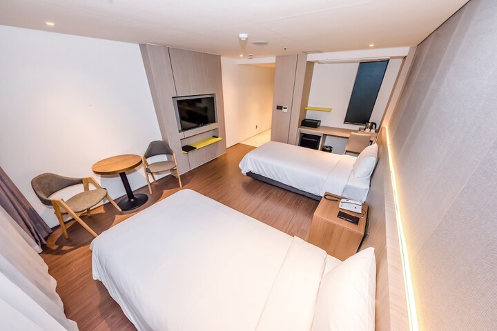 Room 8 of 84
