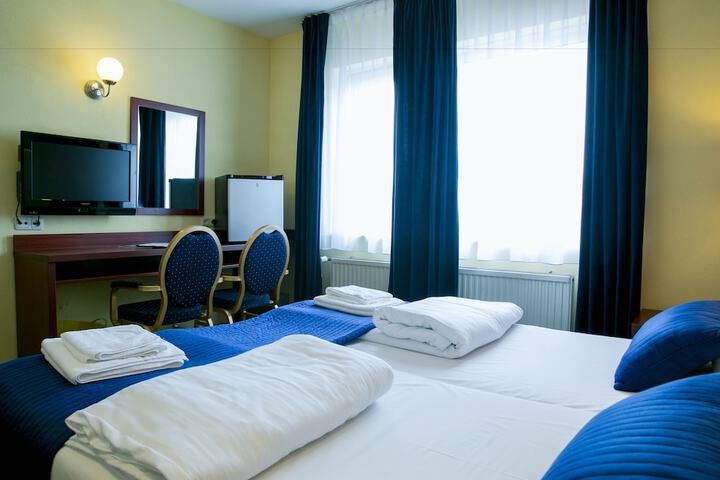 Room 17 of 40