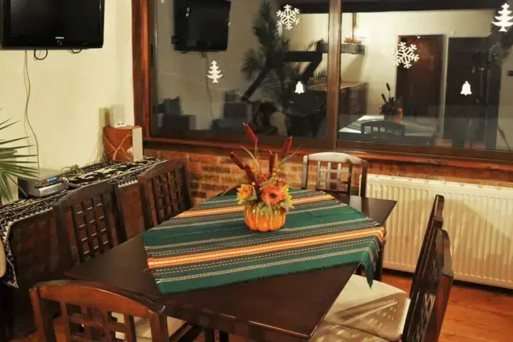 Dining 15 of 16