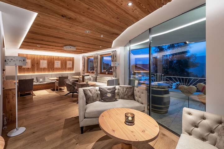 Lounge 102 of 106