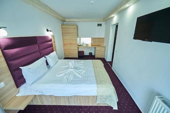 Room 9 of 34