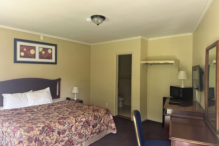Room 4 of 7