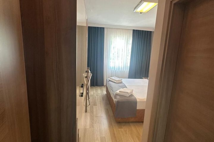 Room 11 of 28