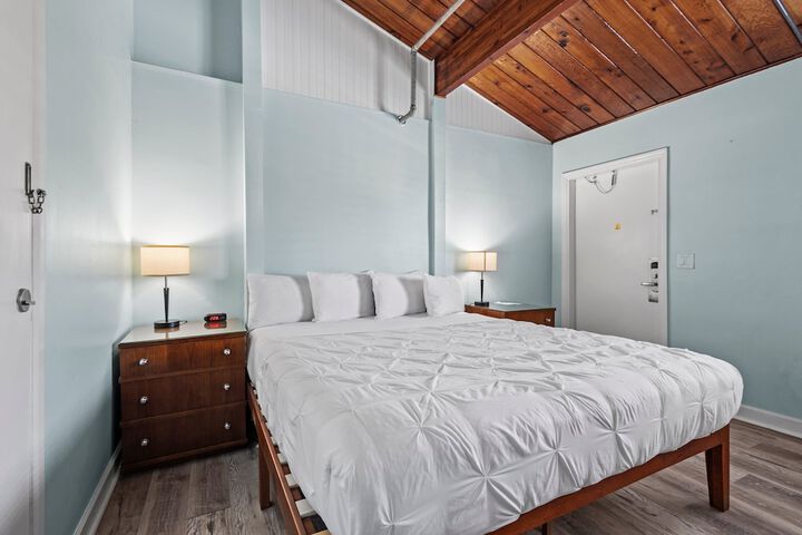 Room 4 of 82