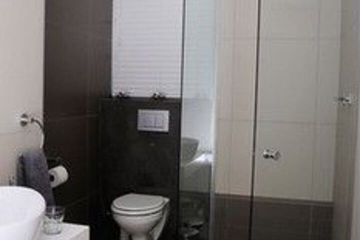Room 6 of 33