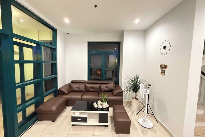 Room 9 of 32