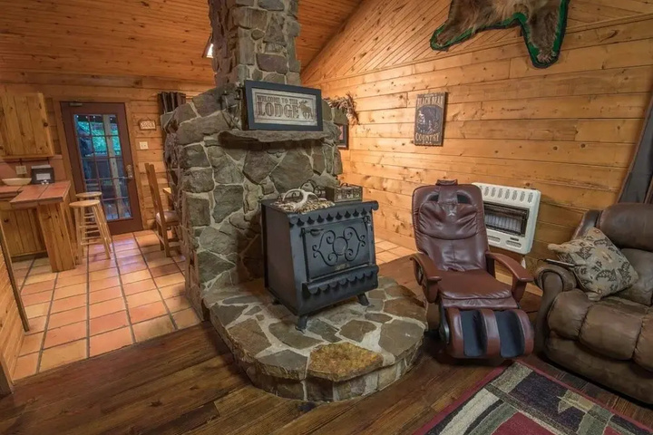 Photo of Mountain Bear Lodge Includes Roku TV Wifi, Hot Tub, and BBQ by Redawning