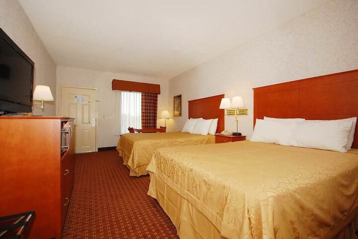 1 Queen Bed (7 of 9)