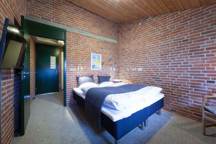 Room 9 of 39