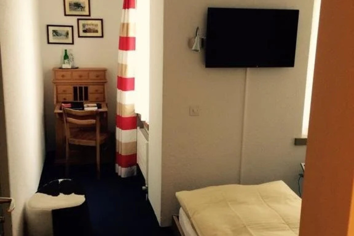 Room 8 of 14