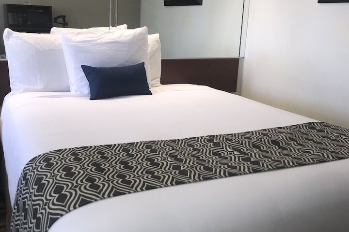 1 Queen Bed Accessible Room (36 of 54)