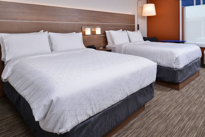 2 Queen Beds Standard Comm Accessible (13 of 13)