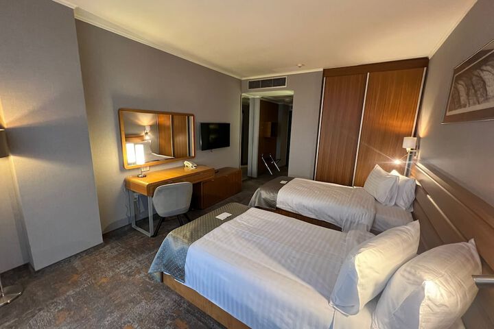 Room 28 of 82