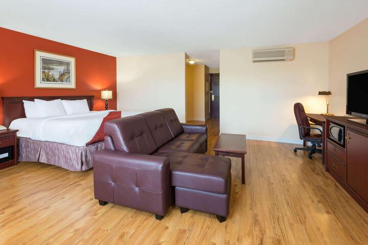 1 King with Sofa Bed (11 of 23)