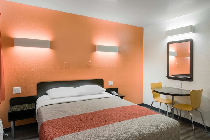 1 Queen Bed (16 of 16)