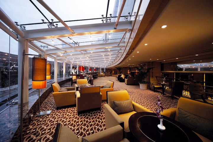 Lounge 33 of 40