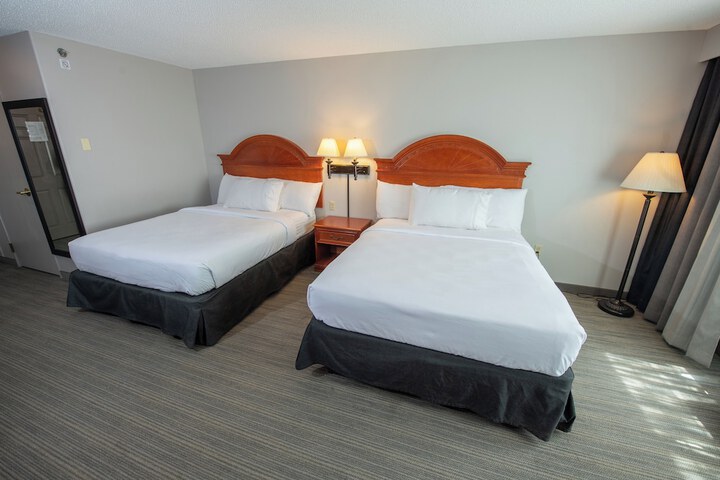 Deluxe 2 Queen Beds (2 of 9)