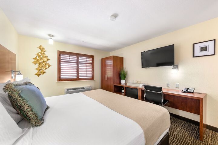 Deluxe King Bed (1 of 44)