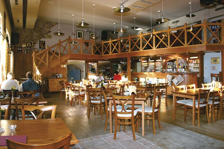 Dining 47 of 58