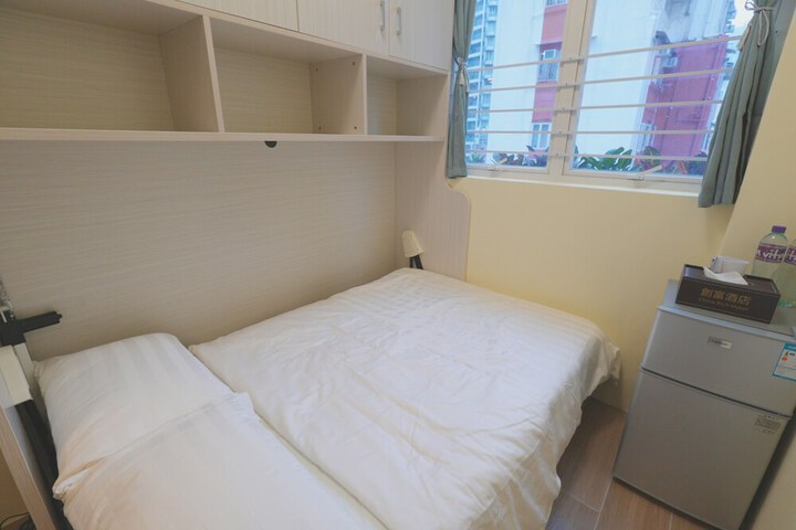 Room 10 of 26