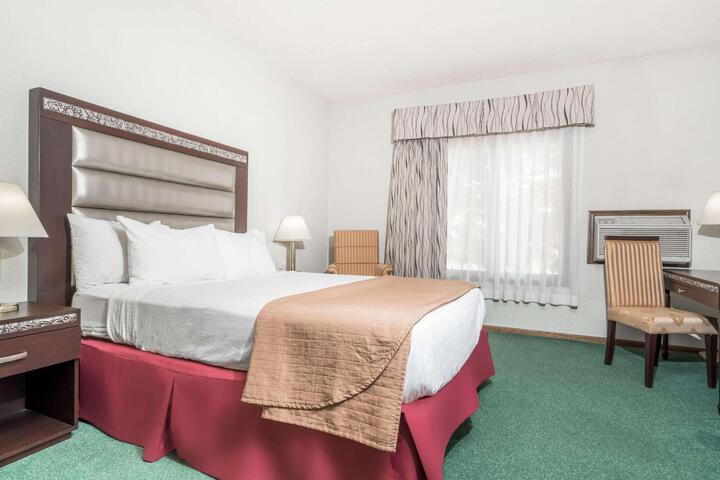 1 King Bed (1 of 21)