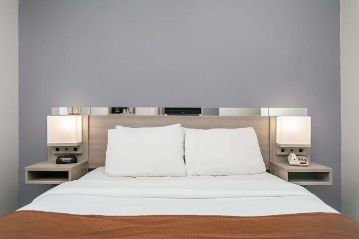 1 Queen Bed Accessible Room (12 of 20)