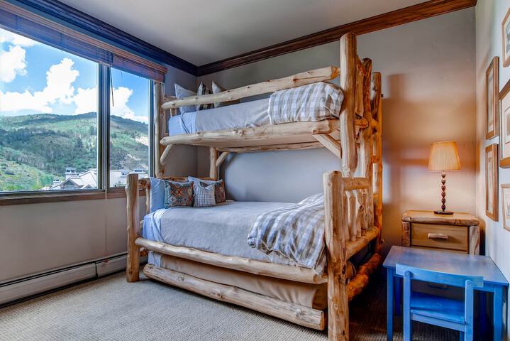 Room 3 of 210
