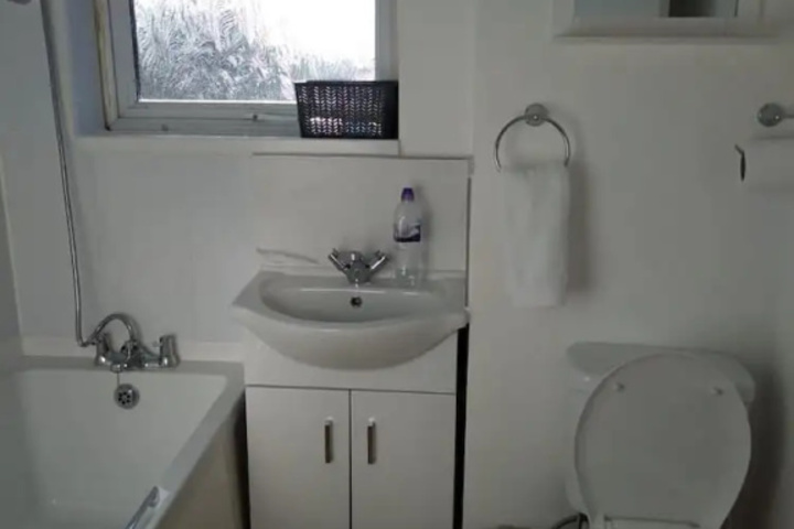 Room 6 of 10