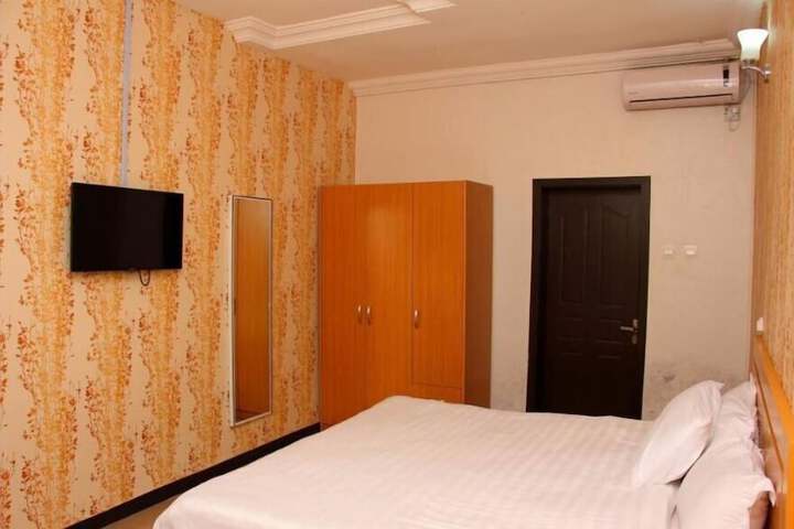 Room 8 of 13