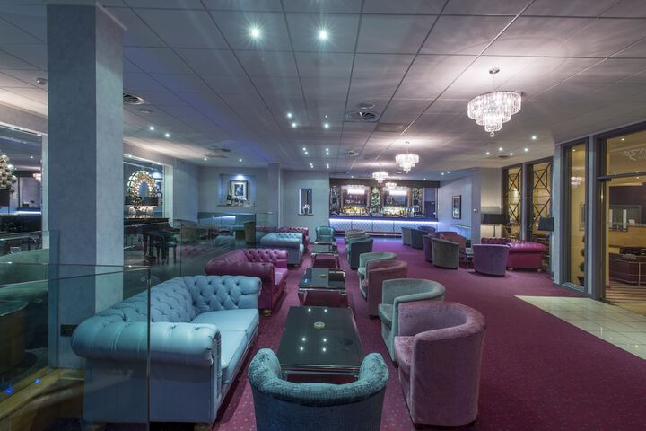 Lounge 111 of 122
