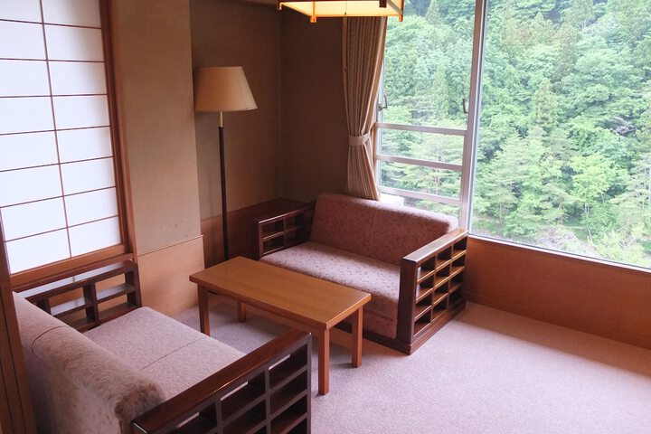 Room 9 of 102