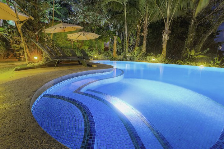 Hotel Pool