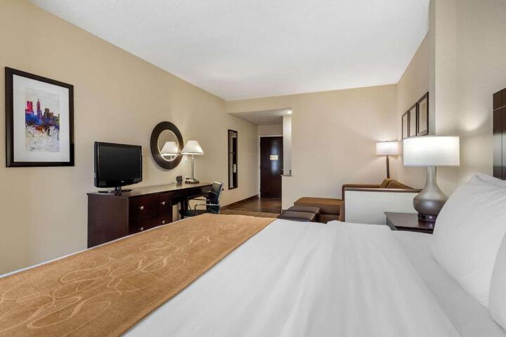 1 King Bed Accessible (7 of 13)