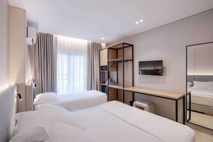 Room 32 of 103